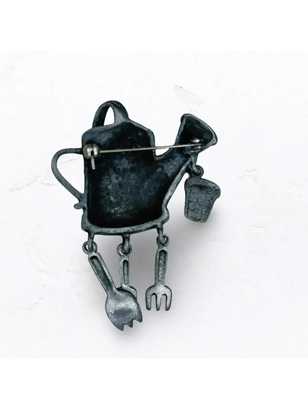 6938. Gardner’s Brooch Pewtertone Large